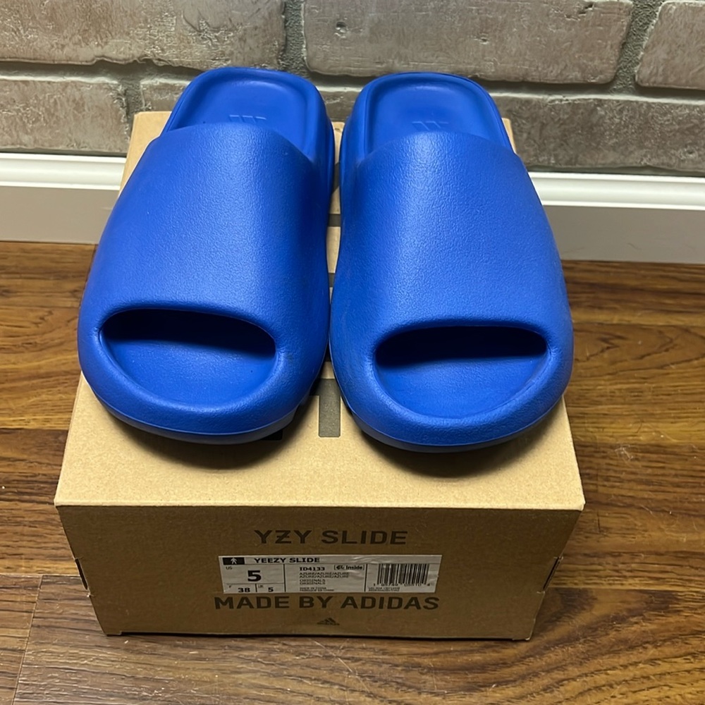 Blue Adidas Yeezy slides youth 5 GUC!